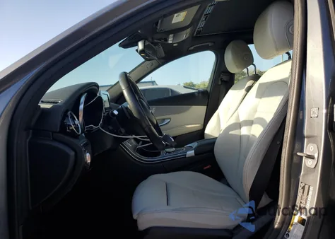 2018 Mercedes-Benz C 300 z USA, uszkodzony, nr VIN 55SWF4JB3JU269708